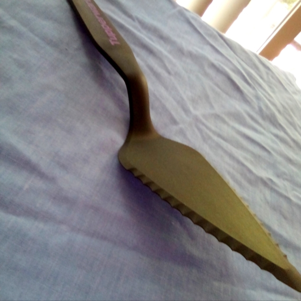 **BRAND NEW** TUPPERWARES PIE/CAKE CUT&SERVE TOOL.